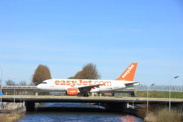 Amszterdam, Hollandia - 2017. március 25.: G-Ezmk easyjet Airbus — Stock Fotó