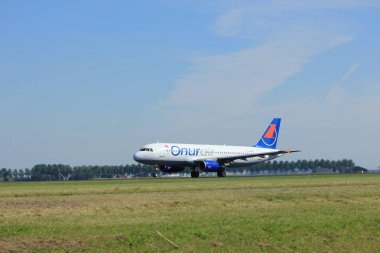 Amsterdam, Hollanda - Ağustos, 18 2016: Tc-doğuyu Onur Air
