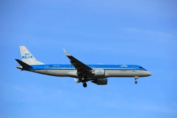 Ámsterdam, Países Bajos, 15 de julio de 2016: PH-EXA KLM Cityhopper Embraer — Foto de Stock