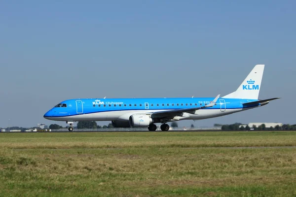 Ámsterdam, Países Bajos - 18 de agosto de 2016: PH-EZO KLM Embraer — Foto de Stock