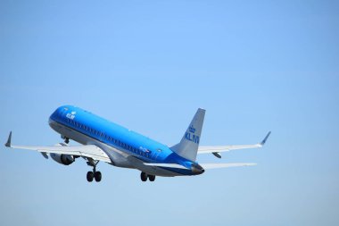 Amsterdam Hollanda - 25 Şubat 2017: Ph-Ezu KIM Cityhopper Embraer