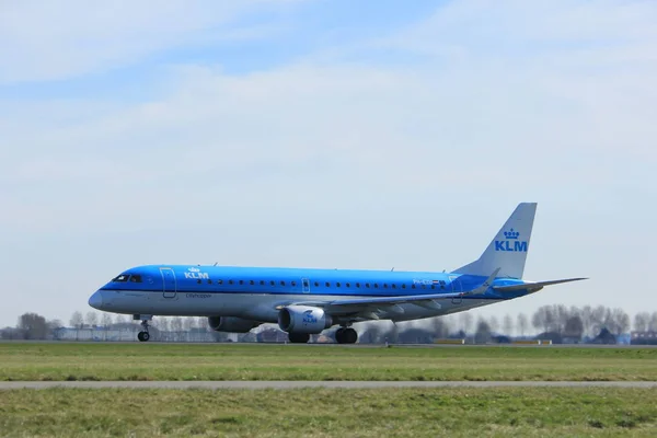 Ámsterdam Países Bajos - 25 de marzo de 2017: PH-EZU KLM Cityhopper Embraer — Foto de Stock