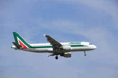 Amsterdam, Hollanda, Temmuz, 21 2016: Ben-Bikd Alitalia Airbus A320