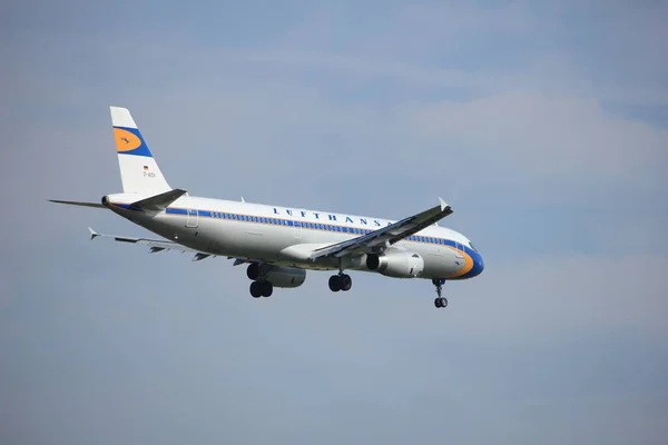 Ámsterdam, Países Bajos, 21 de julio de 2016: D-AIDV Lufthansa Airbus retro — Foto de Stock