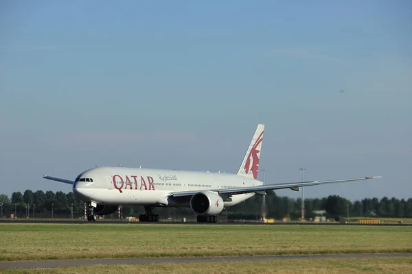 Amsterdam, Nederland - 18 augustus 2016: A7-Bay Qatar Airways Boeing 777 — Stockfoto