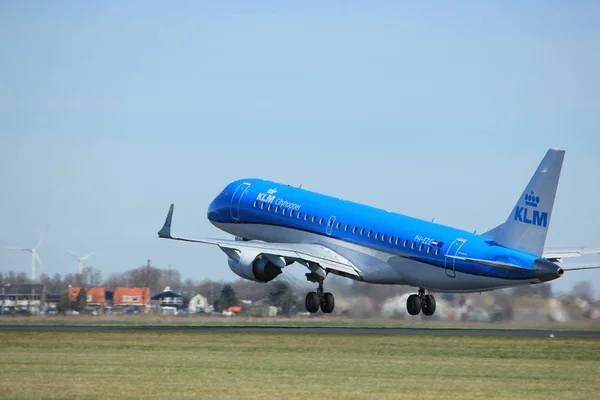 Amsterdam Nederland - 25 maart, 2017: Ph-Eze Klm Cityhopper Embraer Erj-190 — Stockfoto