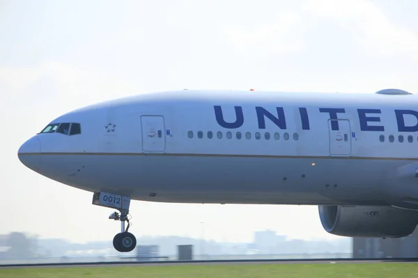 Amsterdam Hollanda - 2 Nisan 2017: N77012 United hava yolları — Stok fotoğraf