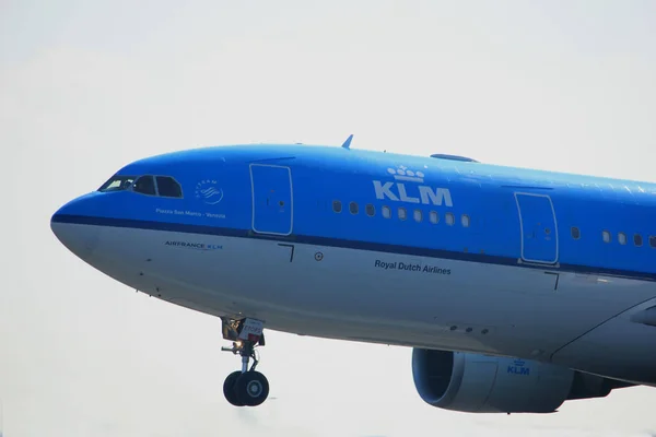 Amsterdam the Netherlands - April 2nd, 2017: PH-AOM KLM Royal Dutch Airlines — Stock Photo, Image