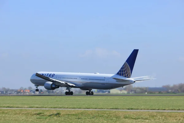 Amsterdam Nederland - 2e April 2017: N67058 United Airlines — Stockfoto