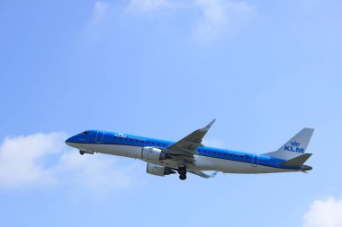 Amsterdam Hollanda - 2 Nisan 2017: Ph-Ezo KIM Cityhopper Embraer