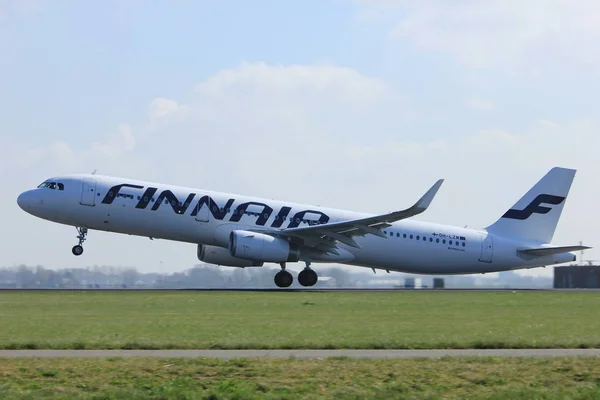 Amsterdam Alankomaat - 2. huhtikuuta 2017: OH-LZM Finnair Airbus — kuvapankkivalokuva