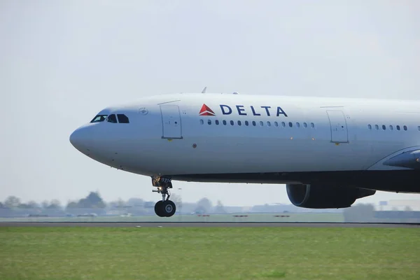 Amsterdam, Holandia - 2 kwietnia 2017: N814nw Delta Air Lines — Zdjęcie stockowe
