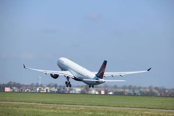 Amsterdã Holanda - 02 de abril de 2017: N814NW Delta Air Lines — Fotografia de Stock