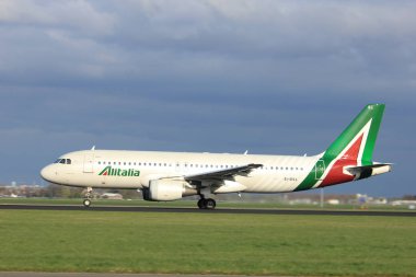 Amsterdam Hollanda - 7 Nisan 2017: Ei-Dsl Alitalia Airbus A320