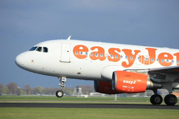 Amsterdã Holanda - 7 de abril de 2017: G-EZBZ easyJet — Fotografia de Stock