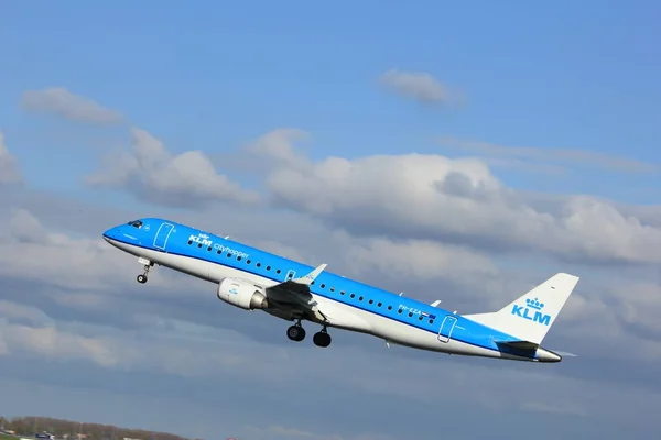 Амстердам, Нидерланды - 7 апреля 2017 года: PH-EZA KLM Embraer — стоковое фото