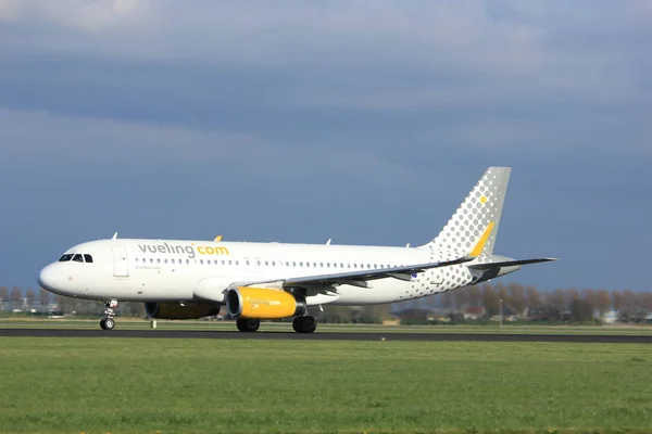 Ámsterdam Países Bajos - 7 de abril de 2017: EC-MJC Vueling Airbus —  Fotos de Stock