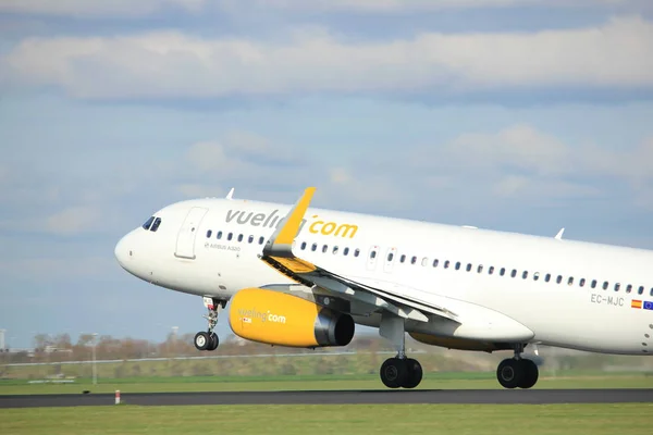 Amsterdam the Netherlands - April 7th, 2017: EC-MJC Vueling Airbus — Stock Photo, Image