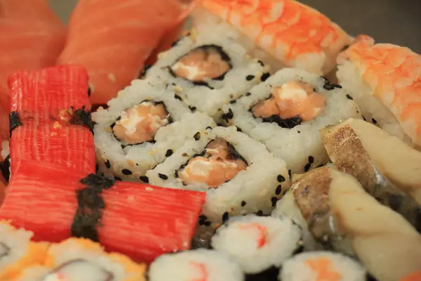 Frisk japansk sushi – stockfoto