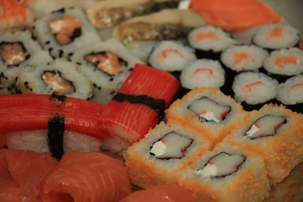 Japońskie sushi, różne kształty — Zdjęcie stockowe