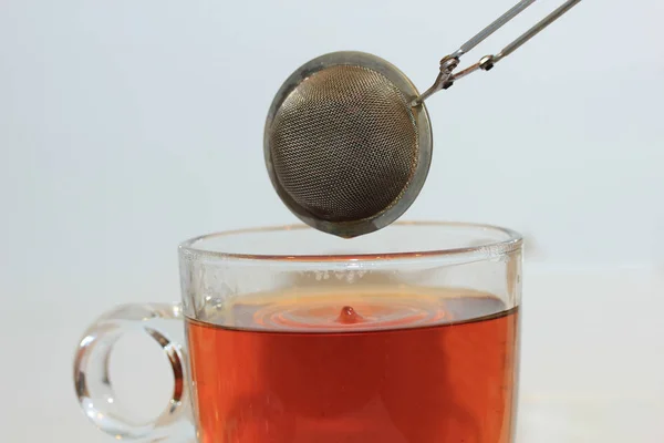 Çay demlik ile yapmak — Stok fotoğraf