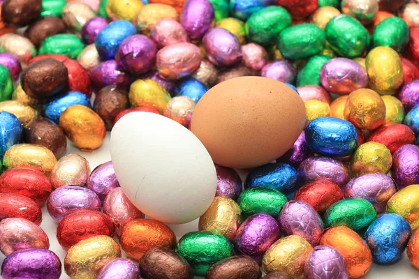 Шоколадні та курячі великодні яйця — стокове фото