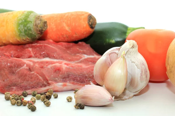 Carni e ortaggi crudi — Foto Stock