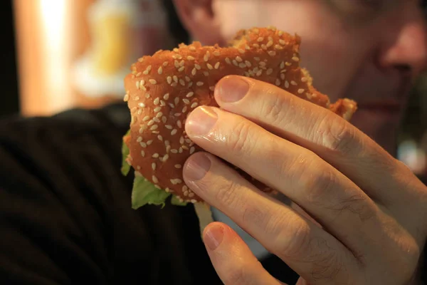 Man Holding His Hamburger Close Hamburger — Stock Photo, Image