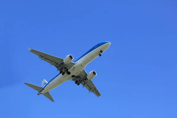 Amsterdam, Pays-Bas - 9 avril 2017 : PH-EZD KLM Cityhopper Embraer — Photo