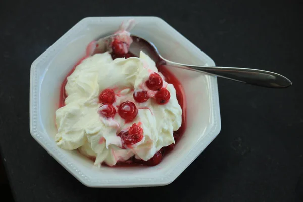 Bagas vermelhas e iogurte — Fotografia de Stock