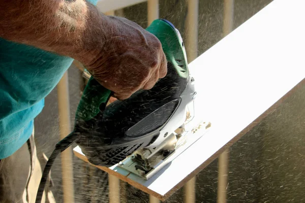 Carpintero trabajando con rompecabezas eléctrico — Foto de Stock