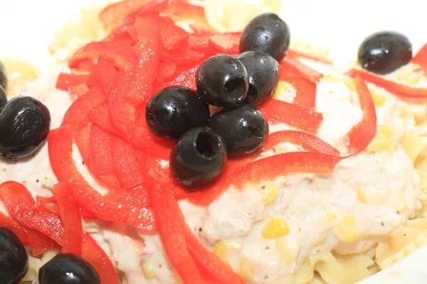 Salada de macarrão azeitonas wirh — Fotografia de Stock