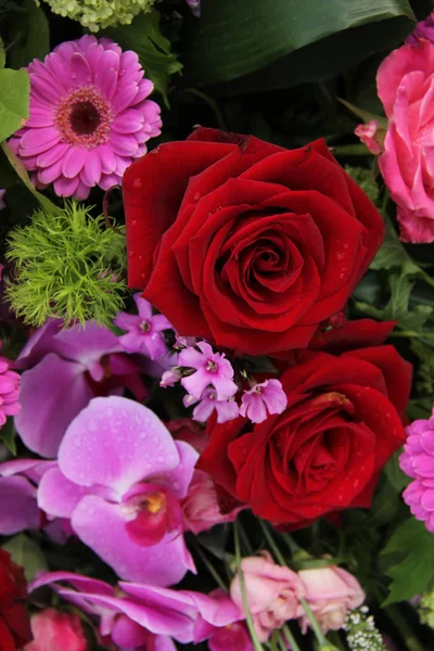 Arreglo floral rosa y rojo — Foto de Stock