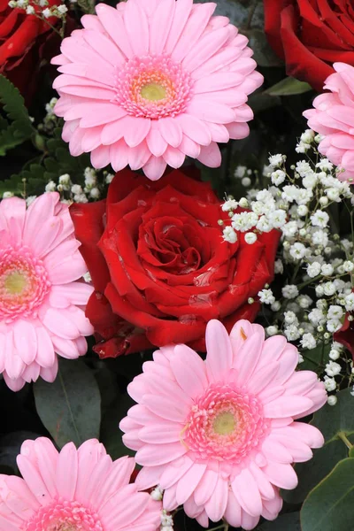 在粉红色和红色婚礼鲜花 — 图库照片