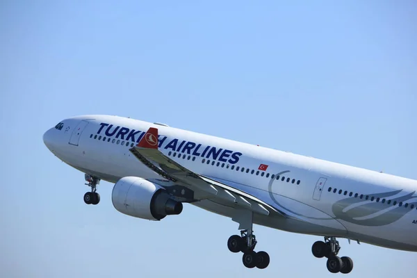 Amsterdam, Holandia - 2 kwietnia 2017: Tc-Jis Turkish Airlines — Zdjęcie stockowe