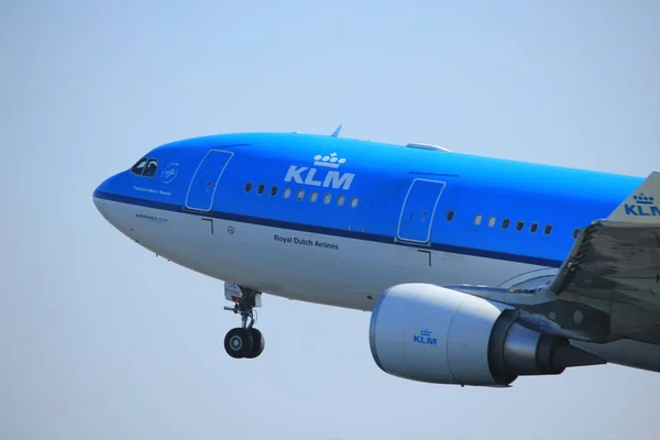 Amsterdam the Netherlands - April 2nd, 2017: PH-AOM KLM Royal Dutch Airlines — Stock Photo, Image