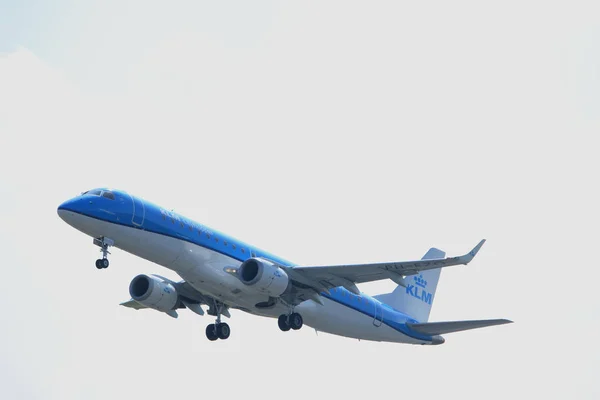 Amsterdam die niederlande - 2. april 2017: ph-ezo klm cityhopper embraer — Stockfoto