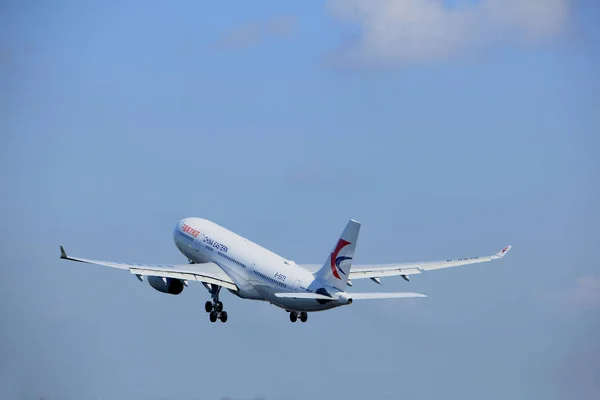 Amsterdam Nederland - 2e April 2017: B-5975 China Eastern Airlines — Stockfoto