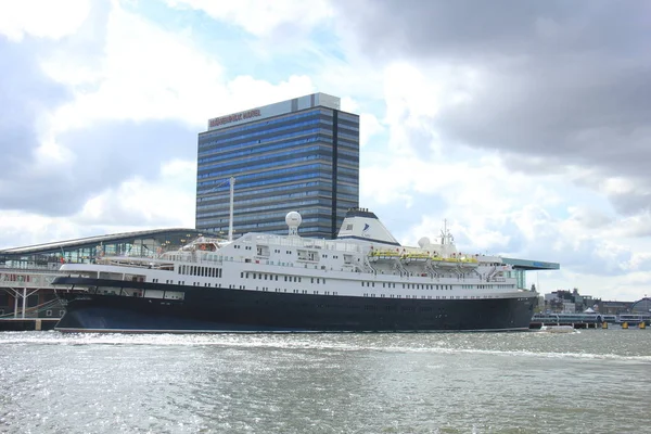 Amsterdam, Nederländerna - 27 April 2017: Astoria kryssning & Maritime Voyages Royaltyfria Stockfoton