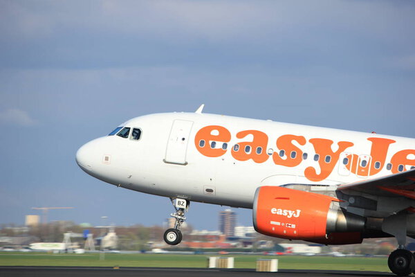 Амстердам Нидерланды - 7 апреля 2017 г.: G-EZBZ easyJet
