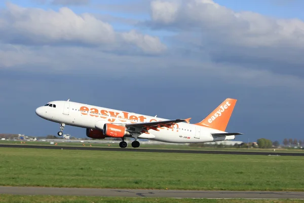 Amsterdam the Netherlands - April 7th, 2017: HB-JXB easyJet Airbus — Stock Photo, Image