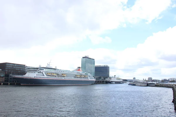 Amsterdã, Holanda - 27 de abril de 2017: Terminal de passageiros Amsterdã Fotografia De Stock