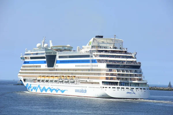 IJmuiden, the Netherlands -April 29th, 2017:   Aida Luna leaving IJmuiden — Stock Photo, Image