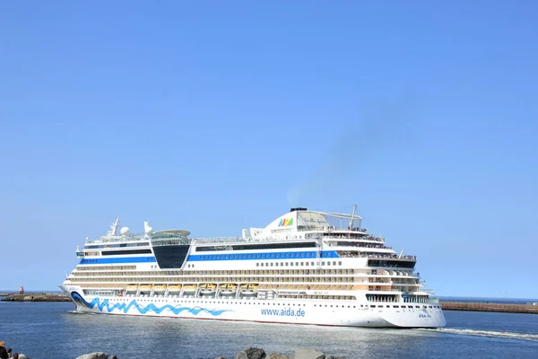 IJmuiden, Paesi Bassi 29 aprile 2017: Aida Luna lascia IJmuiden — Foto Stock