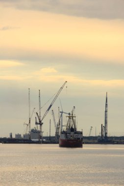 Velsen, Hollanda, 1 Mayıs 2017: gemi yelken Ijmuiden deniz kilit doğru. Yapım aşamasında dünyanın en büyük deniz kilit