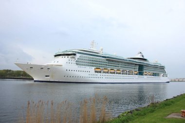 Velsen, Hollanda, 1 Mayıs 2017: Royal Caribbean Serenade denizler