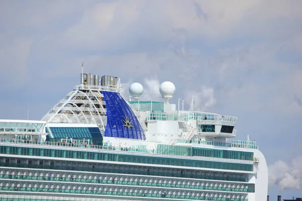 IJmuiden, Nederland-29 April 2017: Ventura P & O Cruises detail van schip — Stockfoto