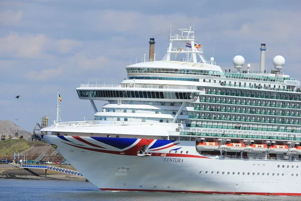 IJmuiden, Nederländerna-29 April 2017: Ventura P & O Cruises nära Nordsjön gateway — Stockfoto