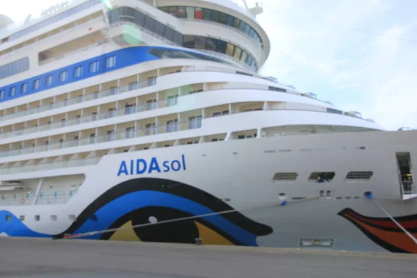 IJmuiden, Nizozemsko - 30. dubna 2017: Aida Sol zakotvila v Felison Cruise Terminal — Stock fotografie