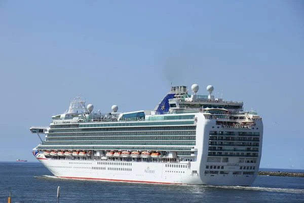 IJmuiden, the Netherlands -April 29th, 2017:   Ventura P & O Cruises leaving IJmuiden — Stock Photo, Image
